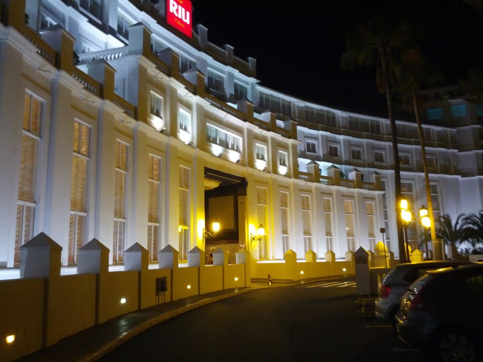 Einfahrtsbereich bei Nacht Hotel Riu Palace Maspalomas Adults Only