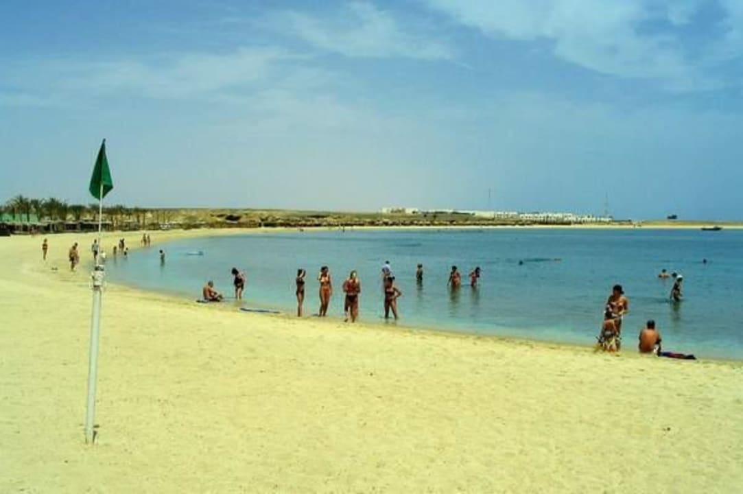 Bezwietrznie na plaży Malikia Resort Abu Dabbab