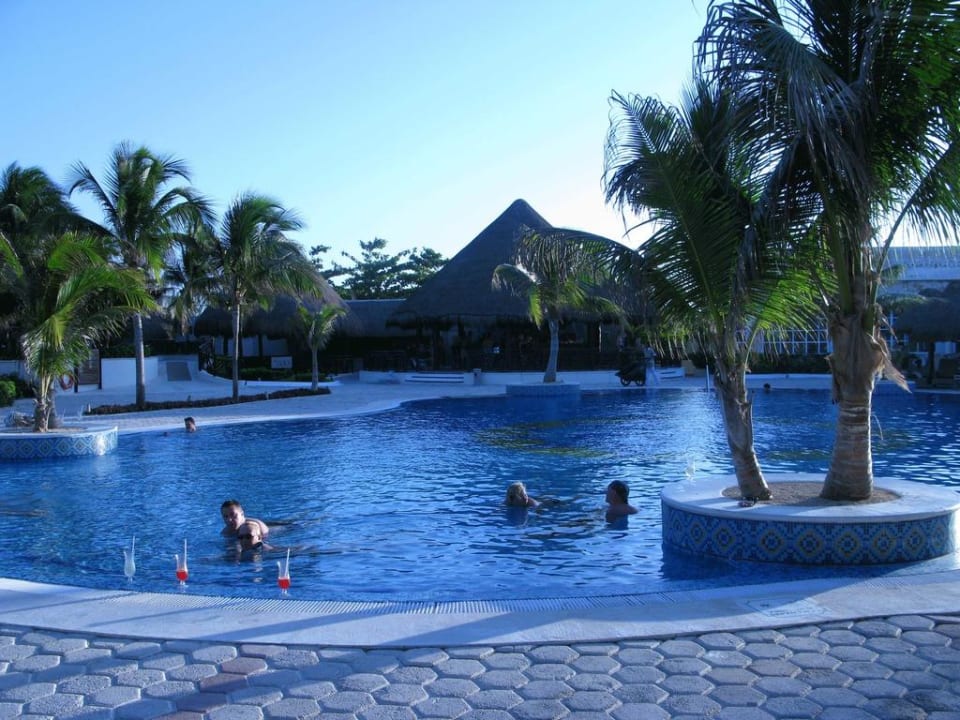 Pool am Tage Catalonia Royal Tulum Beach & Spa Resort - Adults only