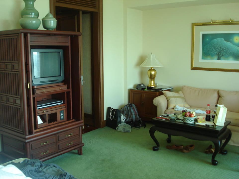 Geöffnetes TV-Möbel mit DVD-Player Hotel The Peninsula Bangkok