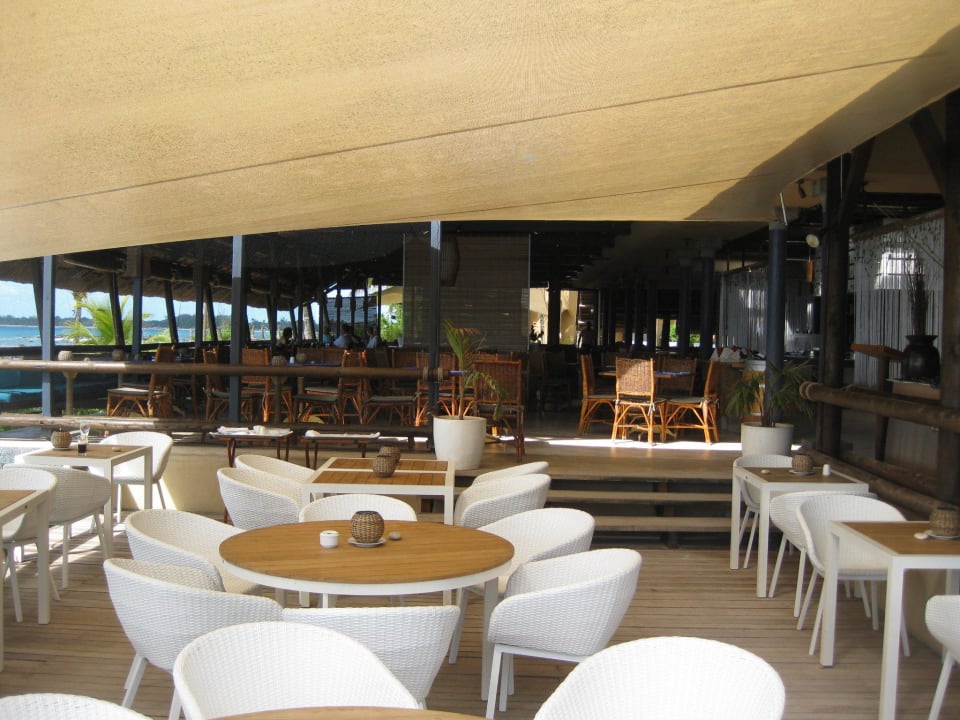 Blick zu den aussen Tischen Veranda Pointe aux Biches Hotel