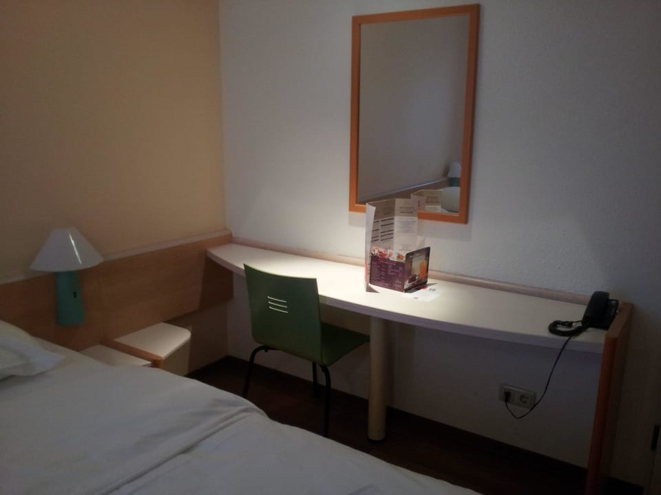 Schreibtisch Hotel Ibis Frankfurt Centrum