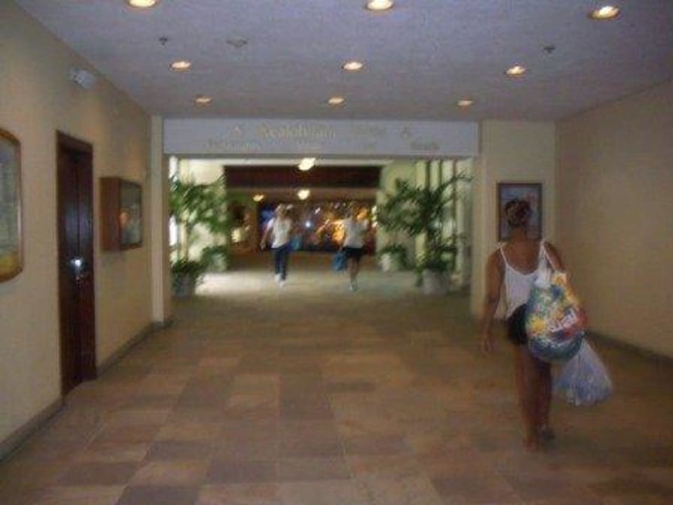 Durchgang zu den Liften und Geschäften Waikiki Beach Marriott Resort & Spa