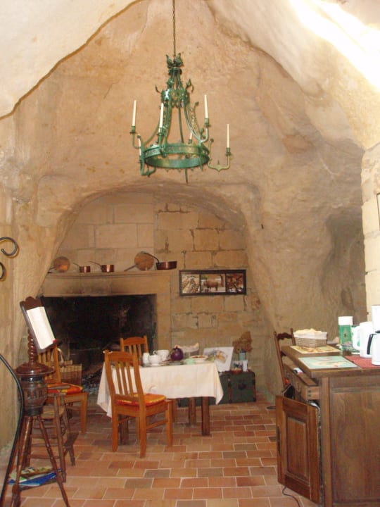 Salle de petit déjeuner troglodytique Hotel Le Logis des Roches d'Antan