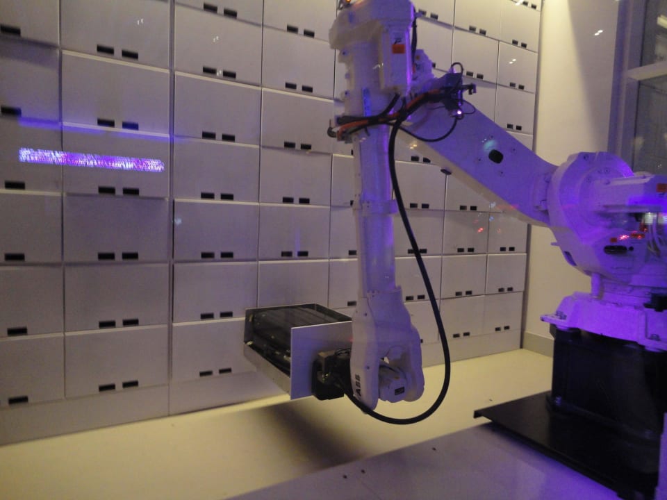 Yobot in Aktion  YOTEL New York
