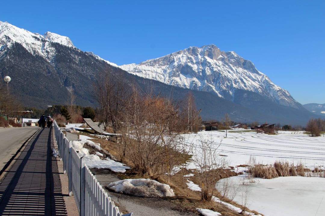 Blick direkt vor dem Haupteingang des Hotels Alpenresort Schwarz