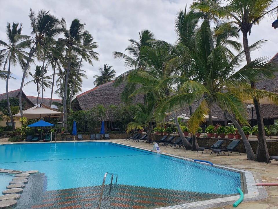 Pool Bahari Beach Hotel