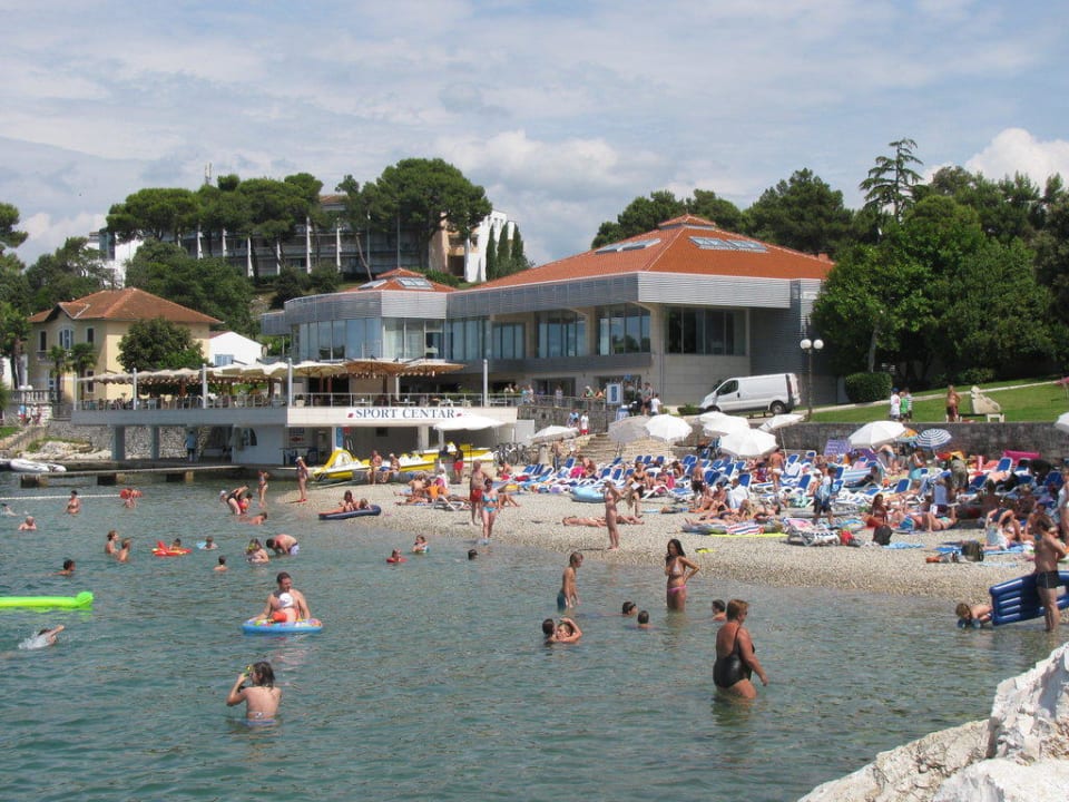 Strandbereich mit abfallenden Kieselstrand Maistra Select Belvedere Resort