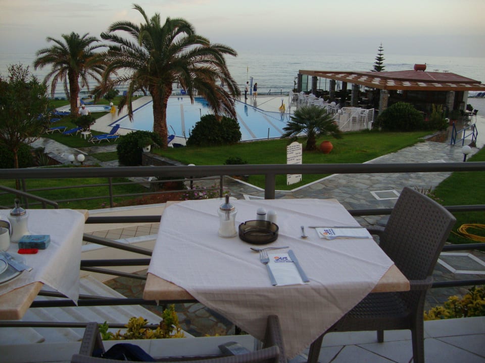 Aussenterrasse mit nur 8 Tischen Hotel Ariadne Beach