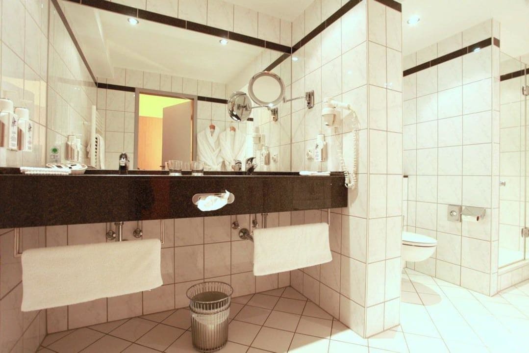 Doppelzimmer Bad Ansicht  Hotel Friederichs