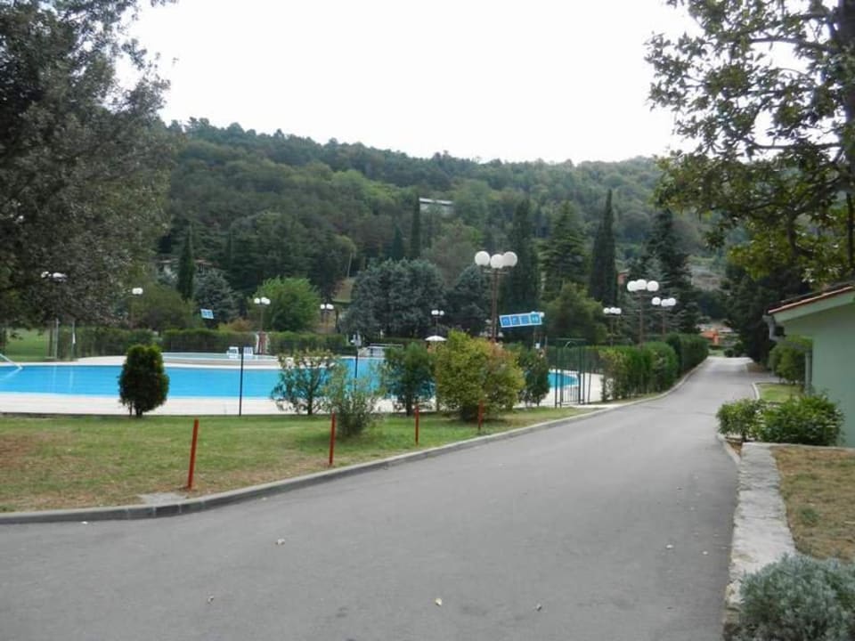 Vor dem Eingangsbereich mit Blick zum Pool Villa Maia