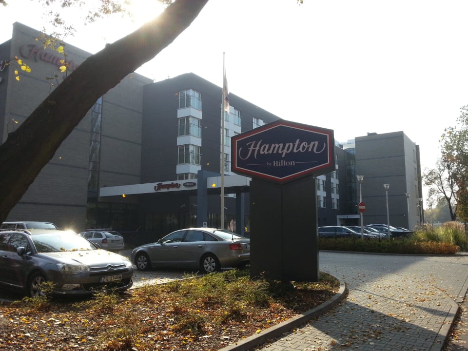 Blick vom Gate zum Hotel Hampton by Hilton Warsaw Airport