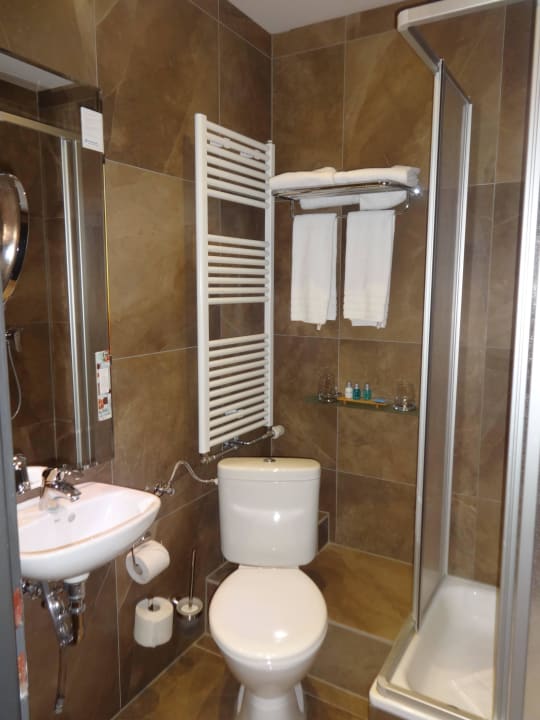 Unser sehr kleines Bad  in Gäste WC Größe NYX Hotel Mannheim by Leonardo Hotels