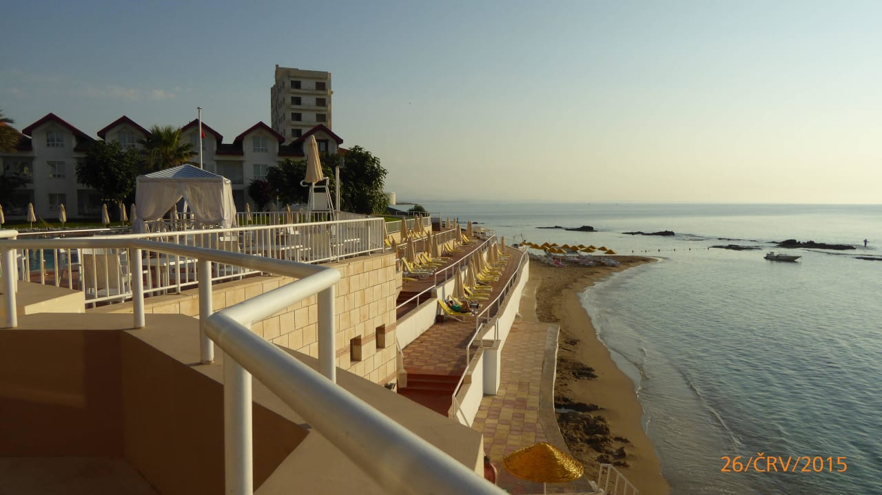 Další část pláže a terasy  s lehátky Salamis Bay Conti Resort Hotel & Casino