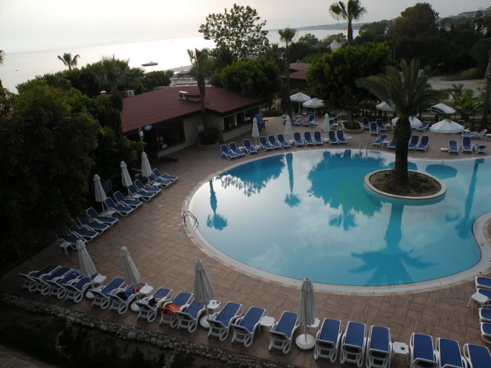 Blick von unsrem Zimmer auf den Pool Hotel Grand Side