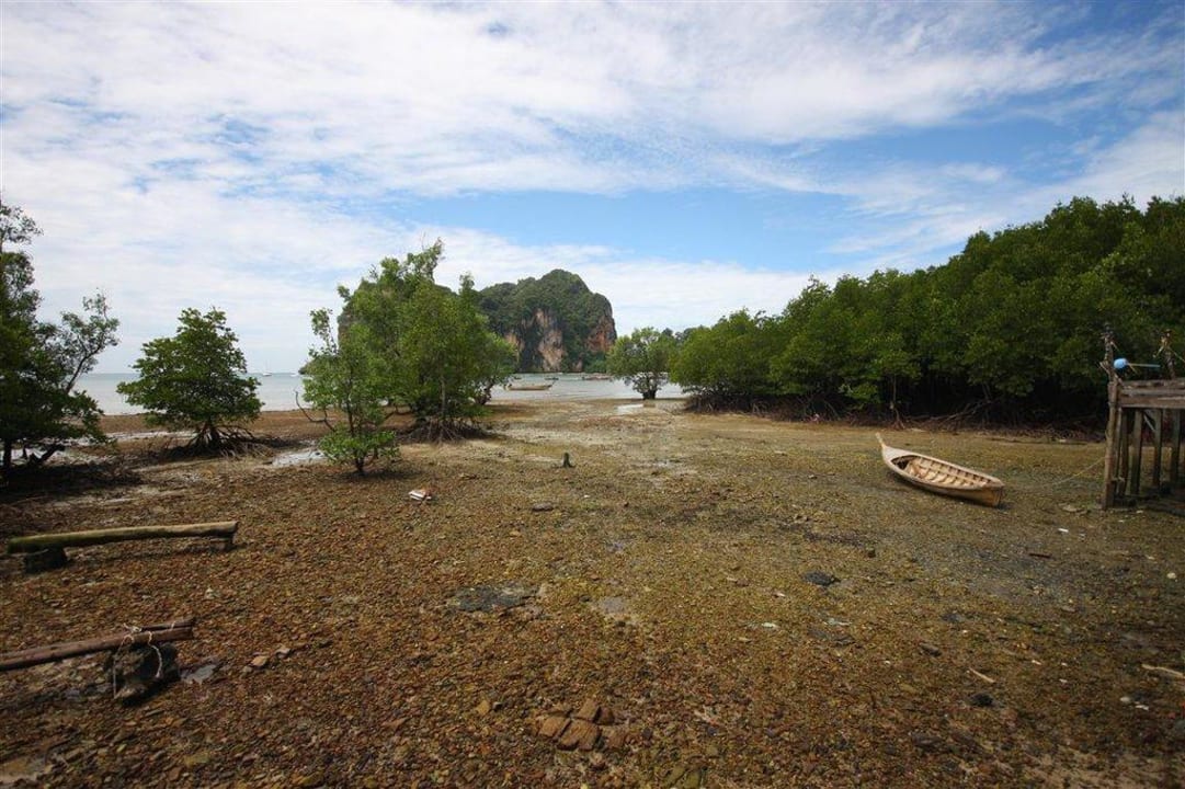 Das ist die nicht so schöne Ostseite bei Ebbe Hotel Railay Bay Resort & Spa