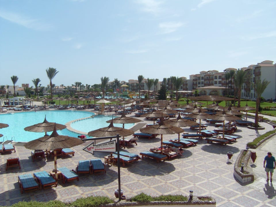 Im Hintergrund der Kinderpool. Echt riesig! Pickalbatros Dana Beach Resort - Hurghada