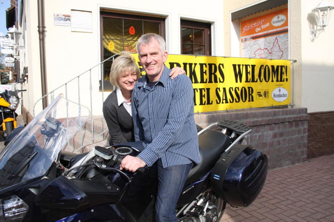 Ulli & Axel Sassor vor dem Hotel Sassor Hotel Sassor