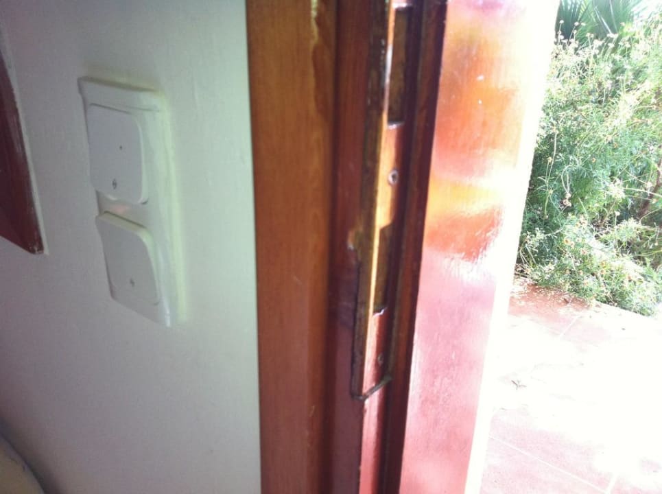 Aufgebrochene Tür Hotel Pine Bay Holiday Resort