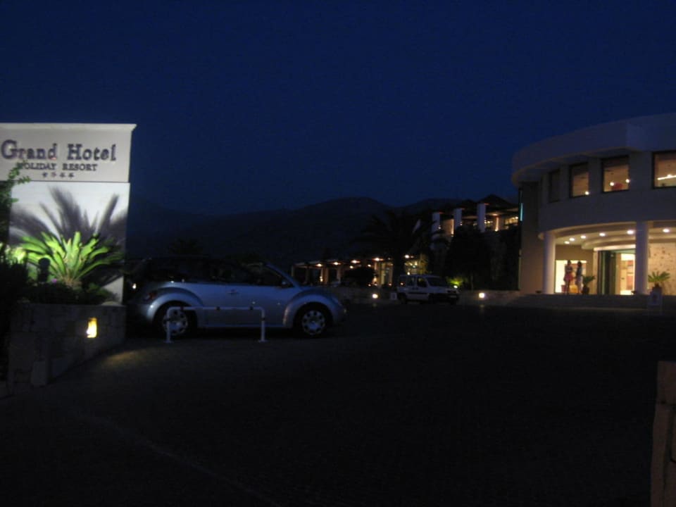Eingang bei Nacht Grand Hotel Holiday Resort