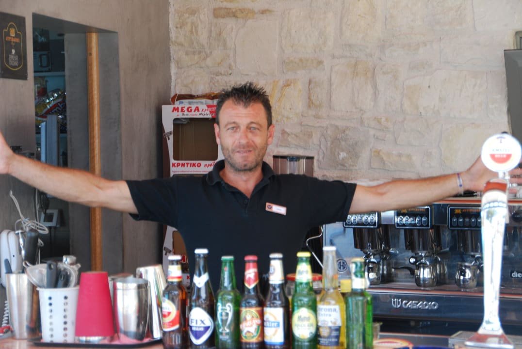 Der immer freundliche Harris Hotel Kakkos Bay