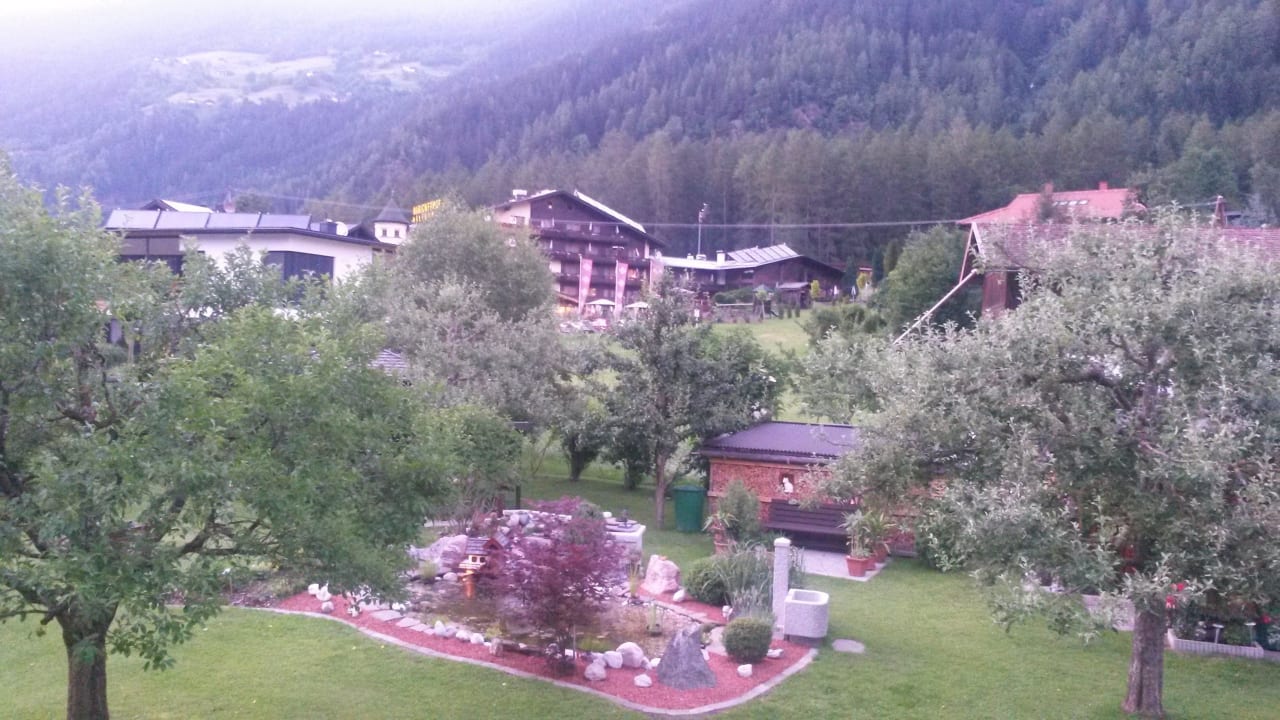 Blick in den Garten Pension Schmid