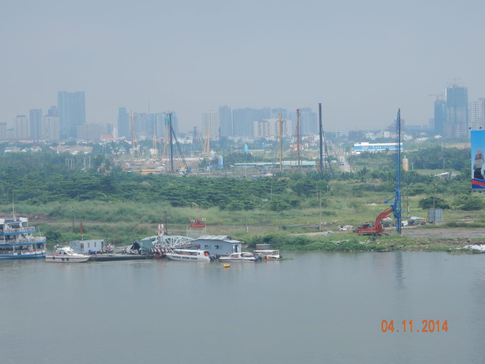 Dachterrasse: Ausblick über den Saigonfluss Hotel Majestic Saigon