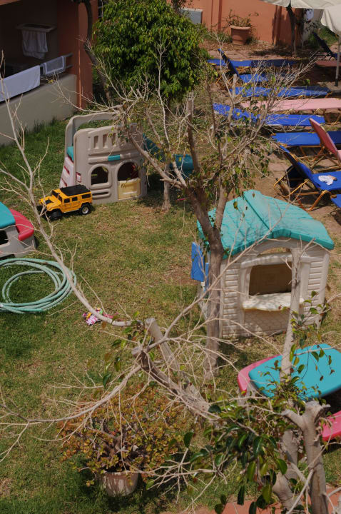 Grünanlage im Hotel mit "Kinderspielplatz" Rethymno Village
