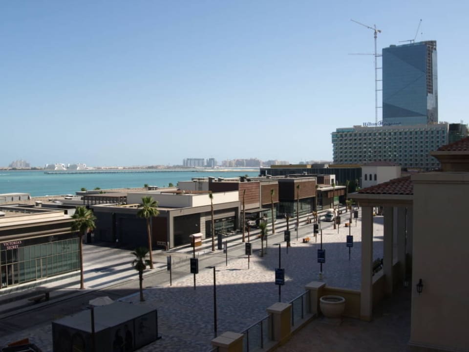 Blick von der Poolanlage zu "The Walk" und Palme Sofitel Dubai Jumeirah Beach