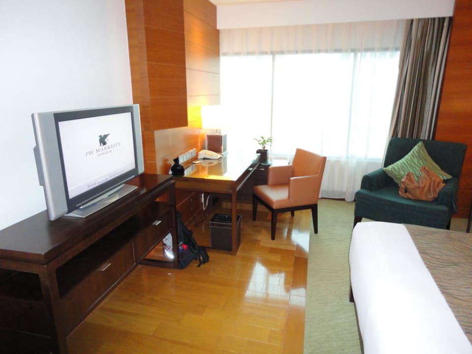 Deluxe-Room mit Schreibtisch und großem LCD-TV JW Marriott Hotel Bangkok