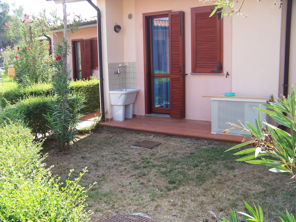 Vorderseite Bungalow mit Klimagerät Villaggio Il Girasole