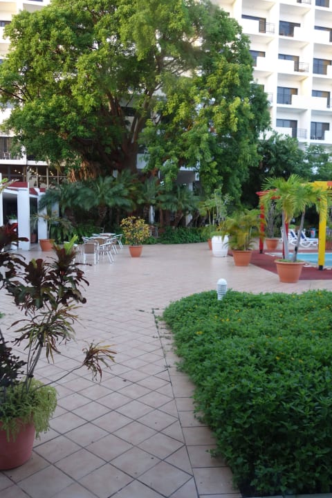 Vom Pool Richtung Speisesaal Hotel Jagua Affiliated by Meliá