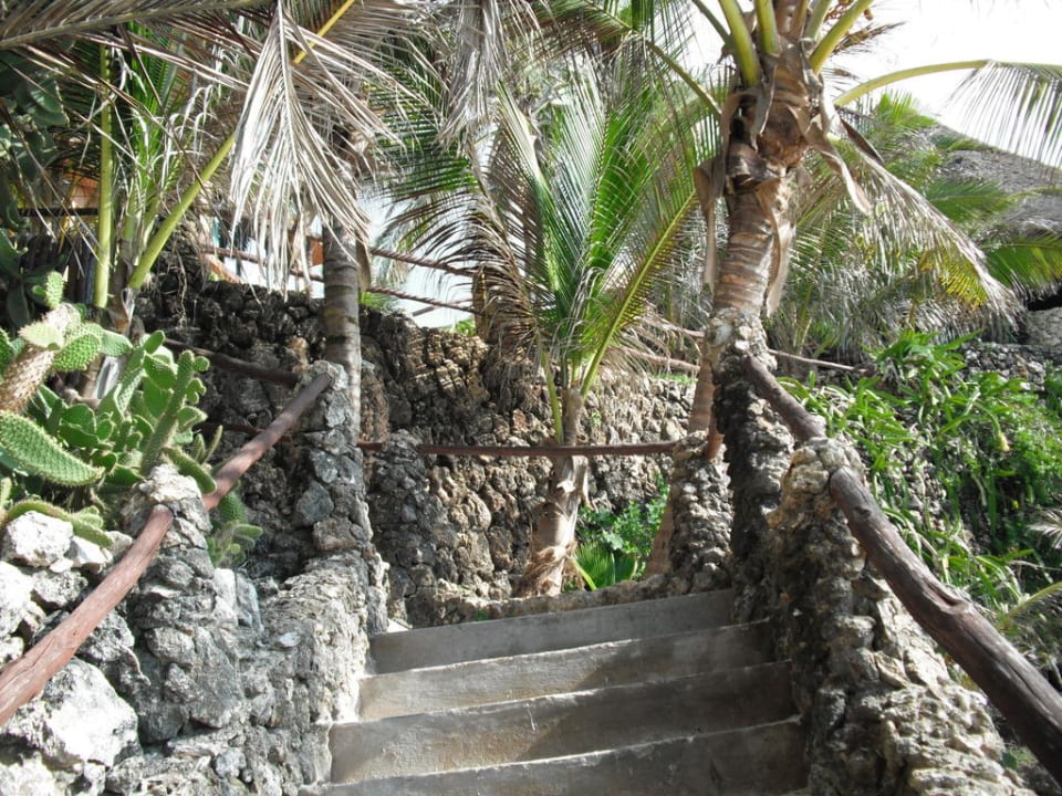 Weg zum Strand Bahari Beach Hotel