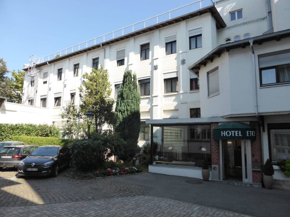 Hotelfassade mit Eingang Hotel Etol