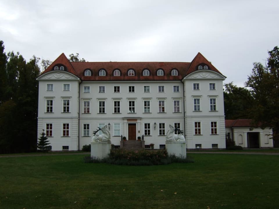 Fronseite des Hotels Hotel Schloß Wedendorf