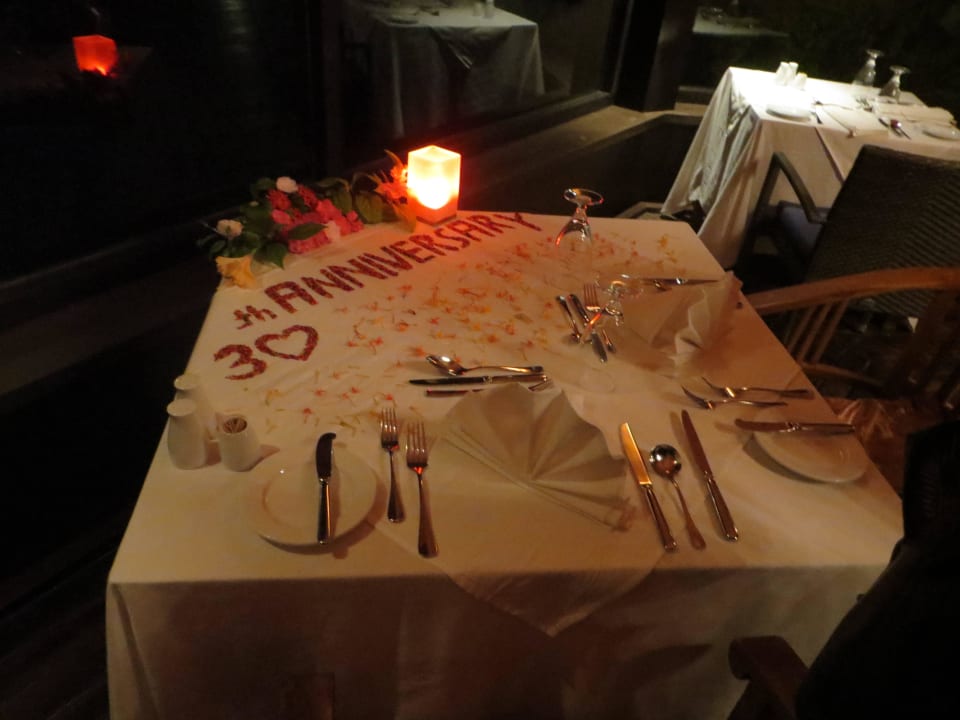Sehr schön gedeckter Tisch zum 30. Hochzeitstag Adaaran Select Hudhuran Fushi - Premium All Inclusive