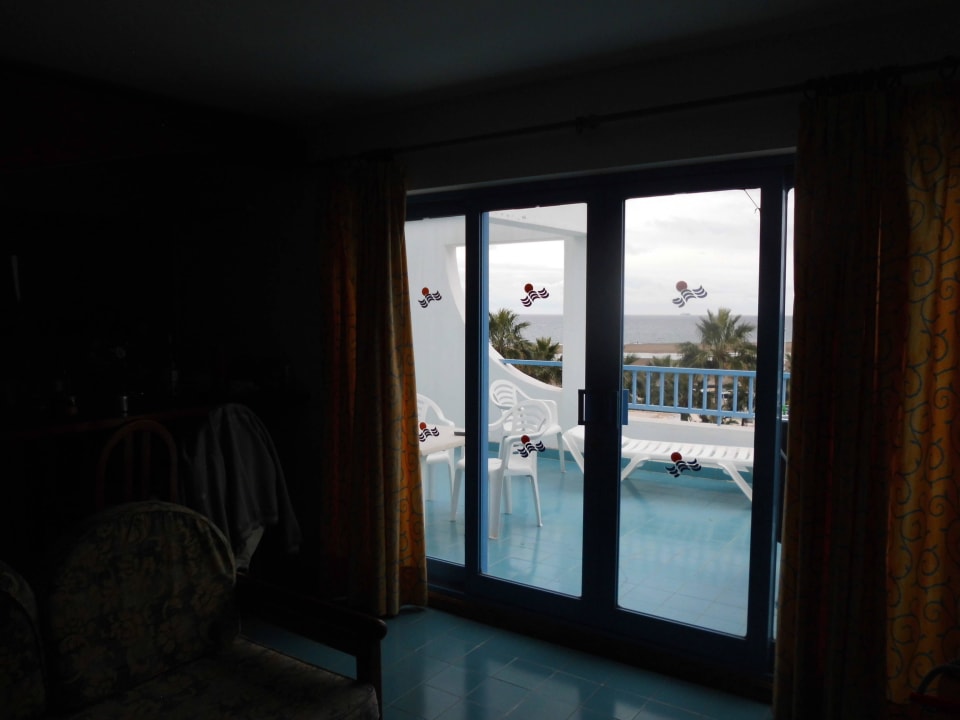 Blick vom Wohnzimmer auf die Terrasse Aparthotel Costa Mar