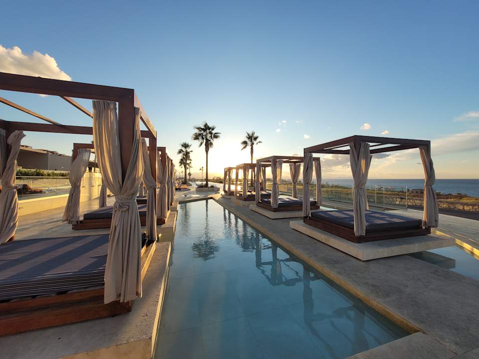 Pool The Royal Senses Resort, Curio Collection by Hilton