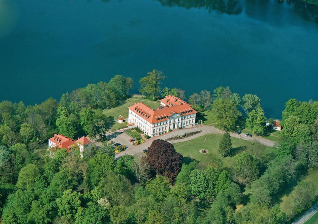 Luftbild mit Haussee Seeschloss Schorssow
