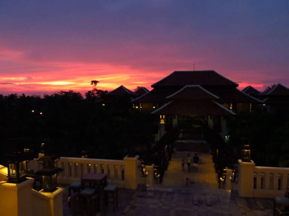Am Abend mit Blick auf Frühstücksrestaurant Khaolak Laguna Resort
