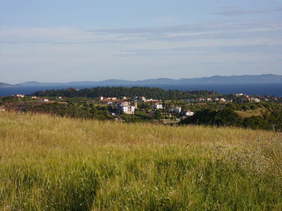 Blick auf die Hotelanlage (Bildmitte) Hotel Geranion Village