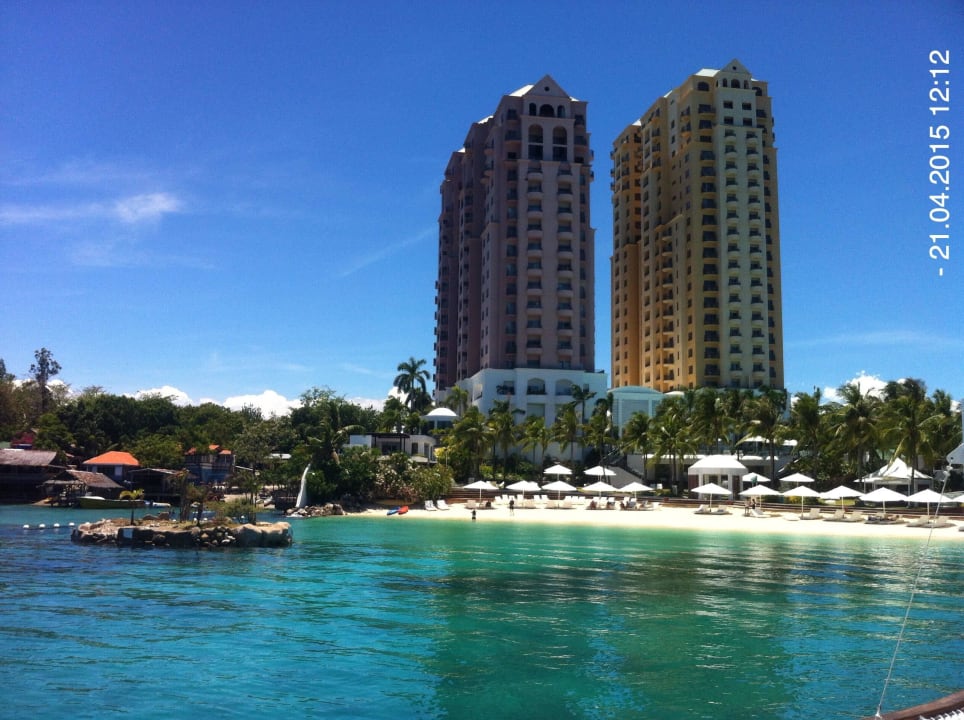 Blick vom Ibiza Beach Club zum Hotelstrand rüber Mövenpick Hotel Mactan Island Cebu
