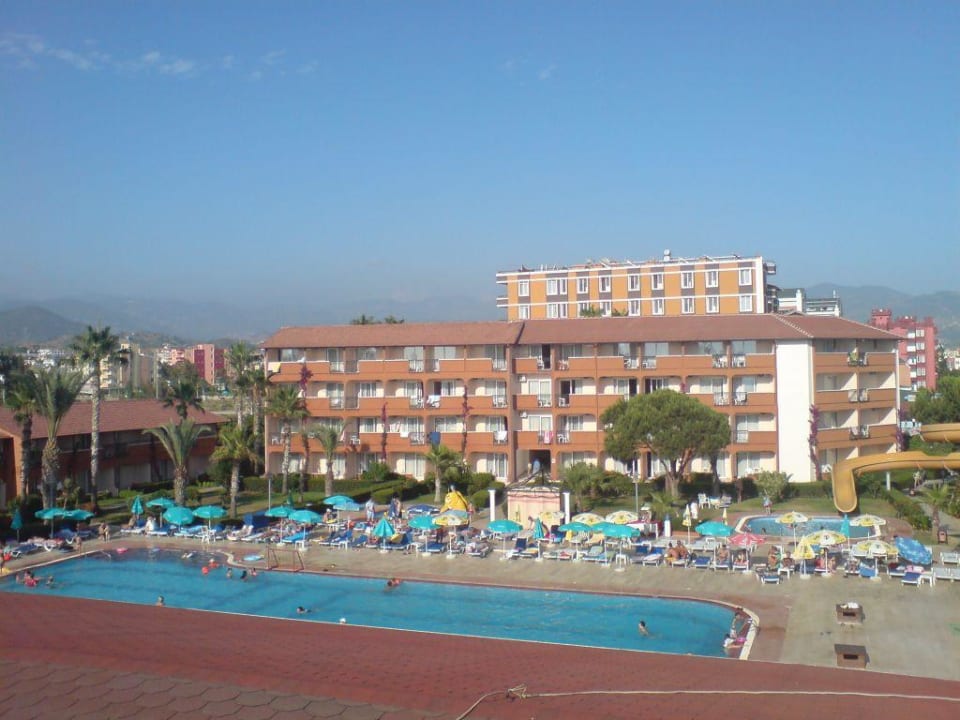 Der andere Teil des Hotel von der Dachterrasse Club Turtas Beach Hotel