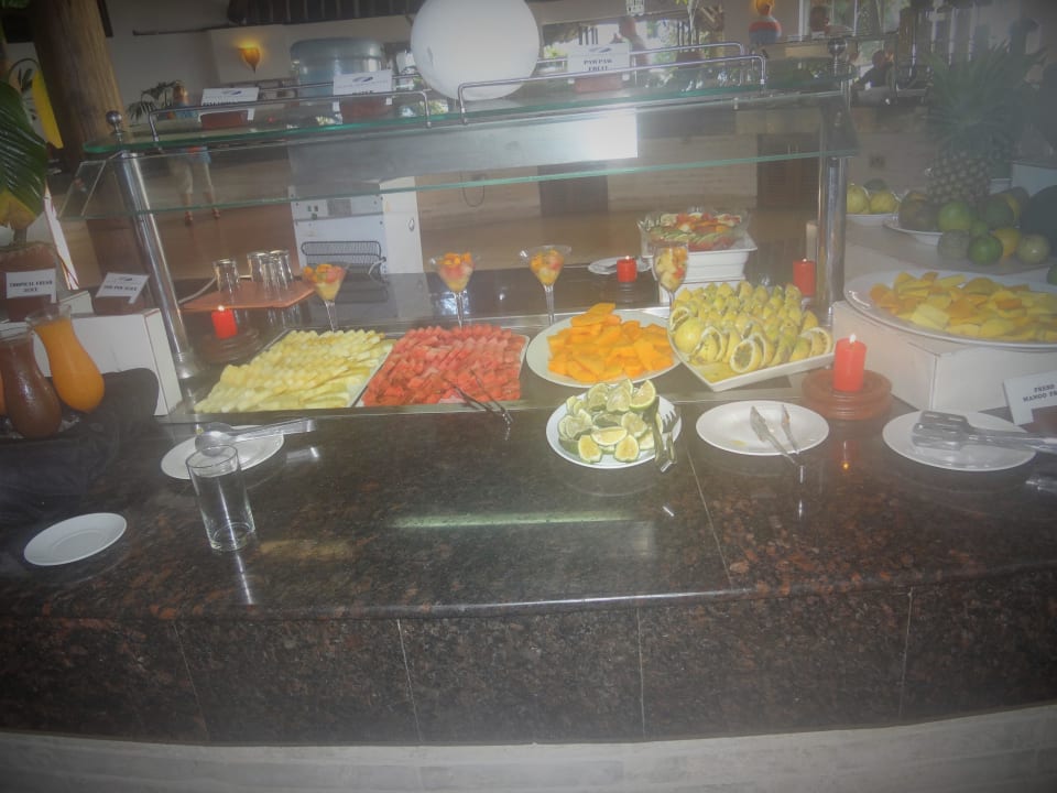 Ein kleiner Teil des Frühstücksbuffets hier Obst Diamonds Leisure Beach & Golf Resort