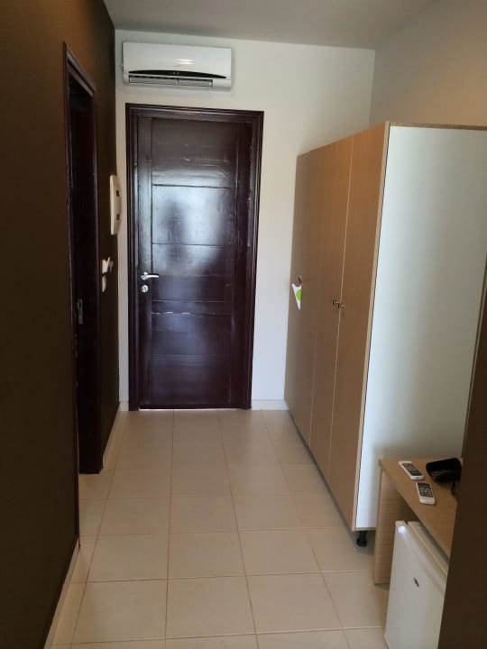 Flur mit Großem Schrank Anavadia Hotel