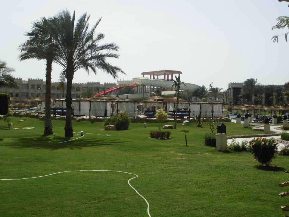 Im Hintergrund die Rutschen Beach Albatros Resort