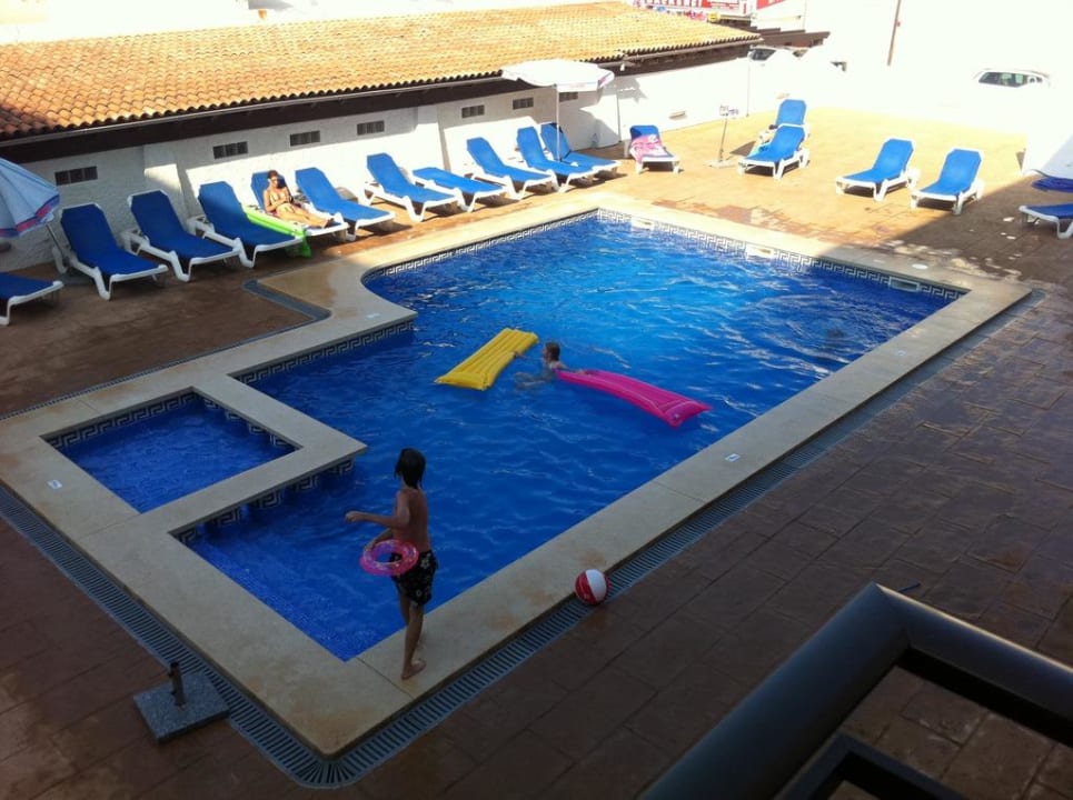 Pool vom Balkon Don Quijote Apartment