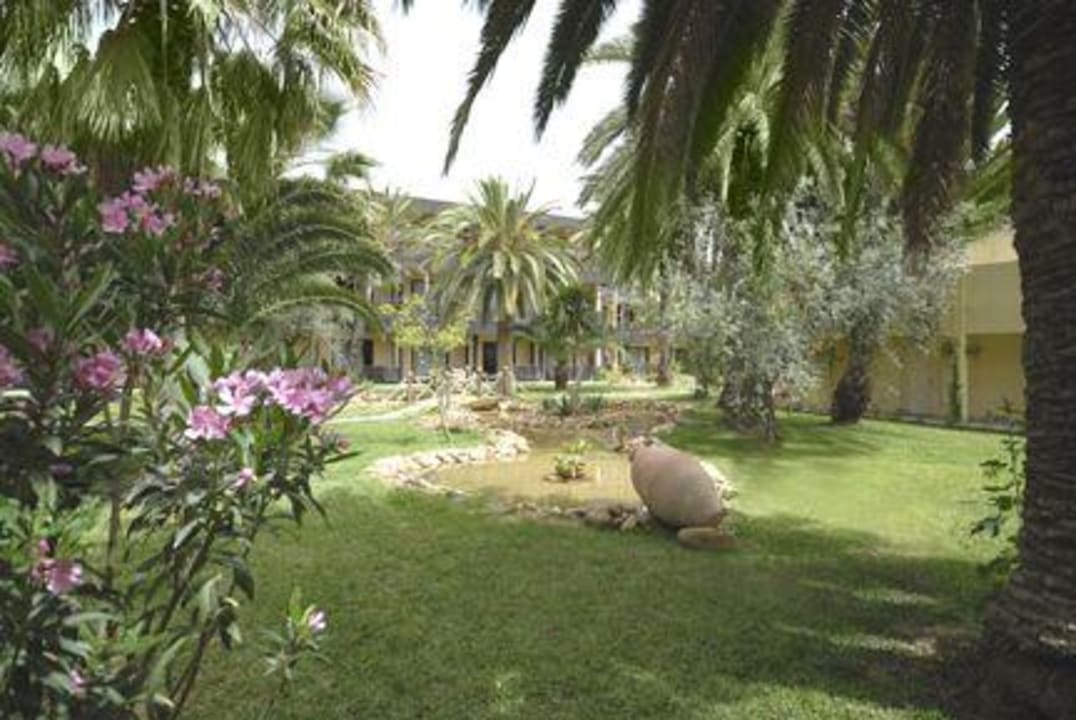 Gardens of hotel Hotel Paradis Palace