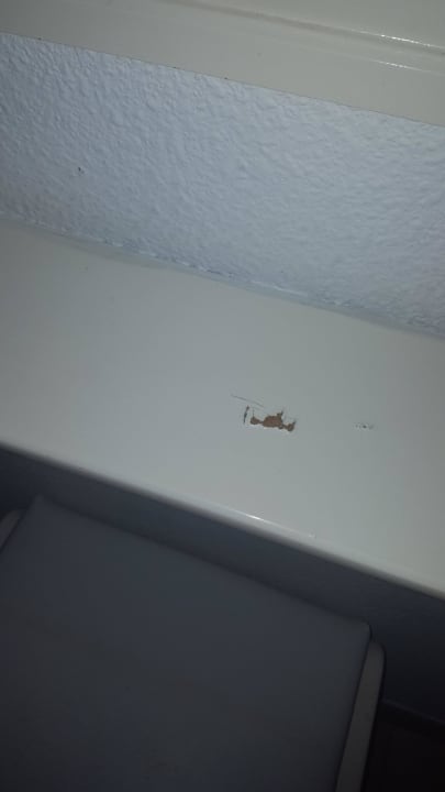 Regal erneut. Kaputt im Bad Servatur Alameda de Jandía