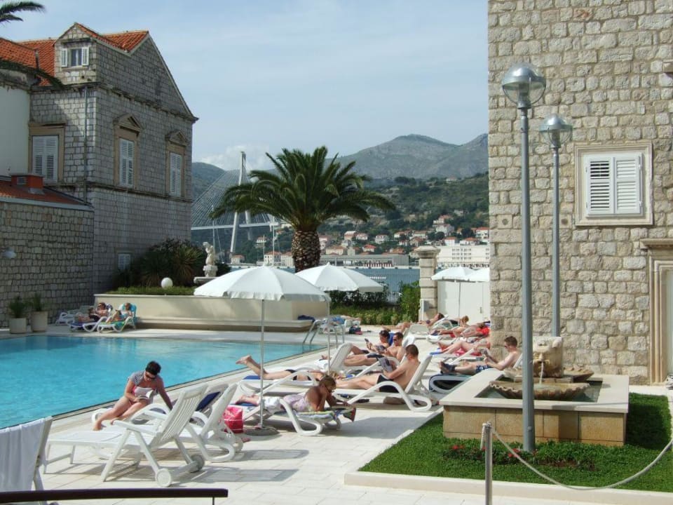 Poolbereich mit Blick auf Hafen Hotel Lapad